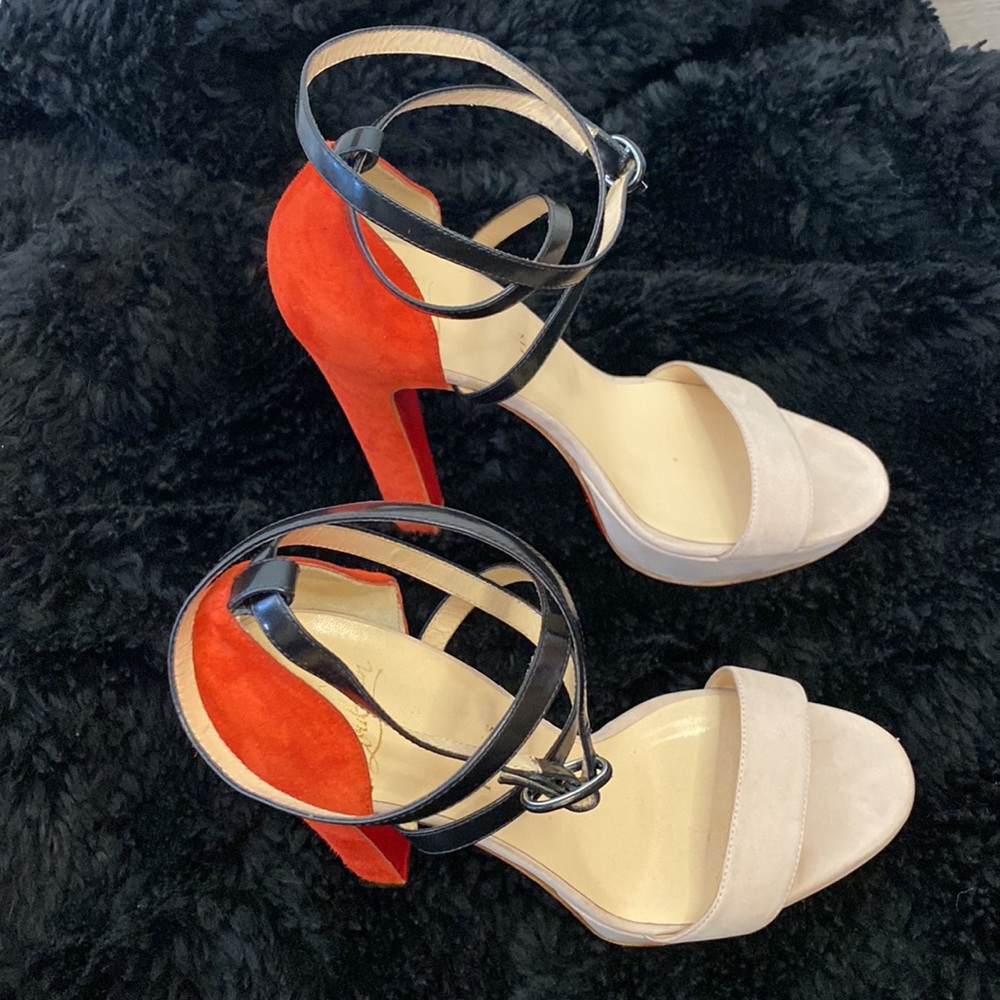 Christian Louboutin - Picture 3 of 16
